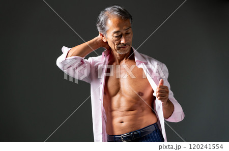 シニア　男性　筋肉美 120241554