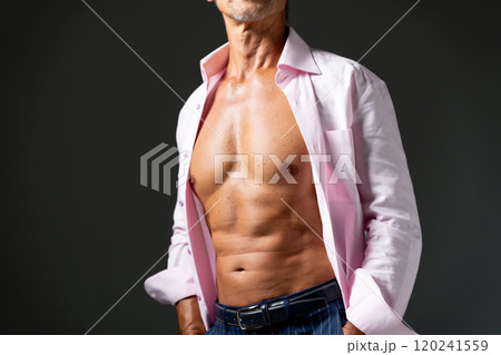 シニア　男性　筋肉美　ボディパーツ 120241559