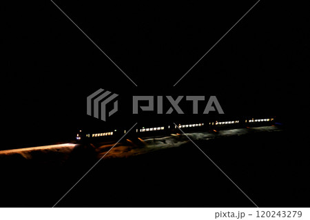 夜の根室本線を走る特急おおぞら号 夜の根室本線を走る特急おおぞら号 120243279