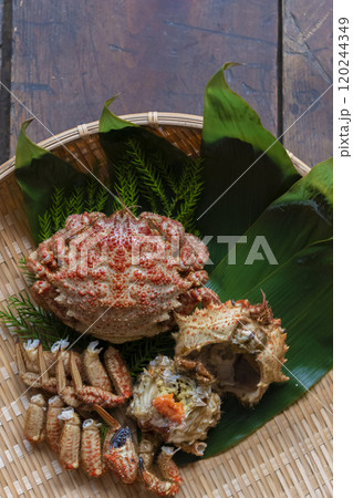ザルに盛られたトゲクリガニ ザルに盛られたトゲクリガニ 120244349