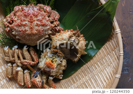 ザルに盛られたトゲクリガニ 120244350
