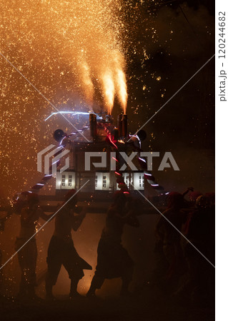 火の粉の滝が降り注ぐ手力の火祭り 火の粉の滝が降り注ぐ手力の火祭り 120244682