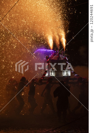 火の粉の滝が降り注ぐ手力の火祭り 120244691