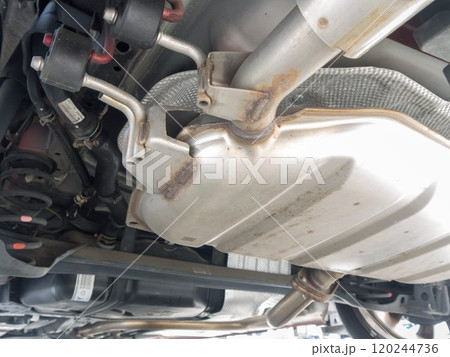 車の下回り　燃料タンク 120244736