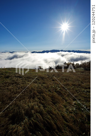 秋のキャンプONTAKE 雲の上エリアから朝日を臨む 120244751