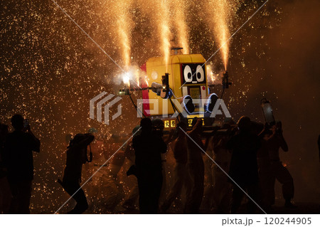 火の粉の滝が降り注ぐ手力の火祭り 120244905