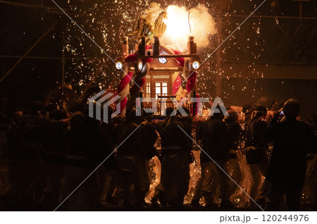 火の粉の滝が降り注ぐ手力の火祭り 120244976