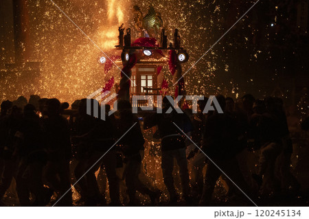 火の粉の滝が降り注ぐ手力の火祭り 120245134