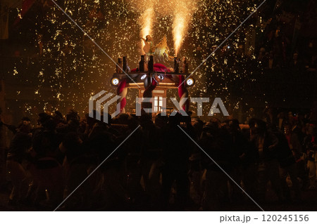 火の粉の滝が降り注ぐ手力の火祭り 火の粉の滝が降り注ぐ手力の火祭り 120245156