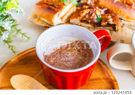 ホイップをのせたカフェラテ 120245958