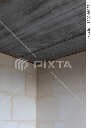 Ceiling from concrete slabs in a new unfinished apartment. 120246078