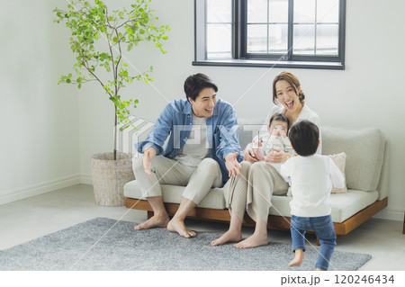 若い家族、親子、子ども、リビング 120246434