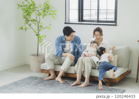若い家族、親子、子ども、リビング 若い家族、親子、子ども、リビング 120246435