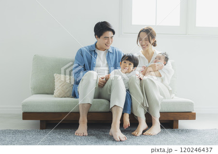 若い家族、親子、子ども、リビング 若い家族、親子、子ども、リビング 120246437