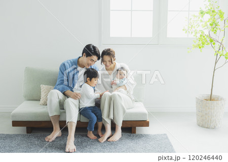 若い家族、親子、子ども、リビング  120246440