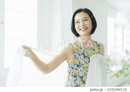 ミドル女性のビューティイメージ  120246518