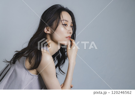 茶色のブラウスの女性　  120246562