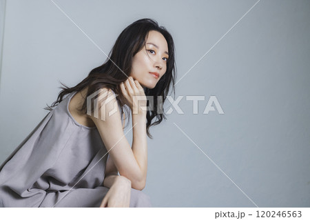 茶色のブラウスの女性　  120246563