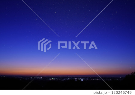 美しい夕暮れの空 120246749
