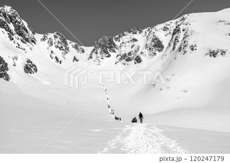 千畳敷カールを登る登山者　残雪期の木曽駒ヶ岳登山ツアー　新聞広告用 120247179