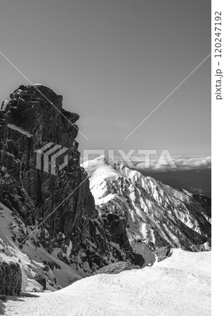 天狗岩と三ノ沢岳　残雪期の木曽駒ヶ岳登山ツアー　新聞広告用 120247192
