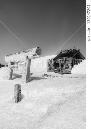 木曽駒ヶ岳の山頂 伊那駒ヶ嶽神社 残雪期の木曽駒ヶ岳登山ツアー 新聞広告用 木曽駒ヶ岳の山頂 伊那駒ヶ嶽神社 残雪期の木曽駒ヶ岳登山ツアー 新聞広告用 120247201