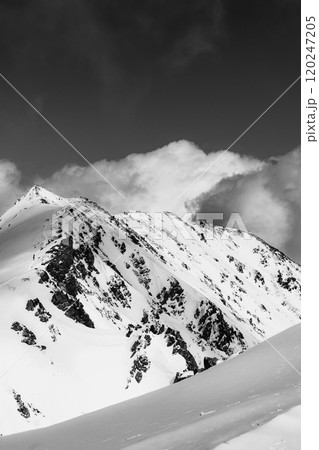 宝剣岳から見る伊奈前岳と雲海　残雪期の木曽駒ヶ岳登山ツアー　新聞広告用 120247205
