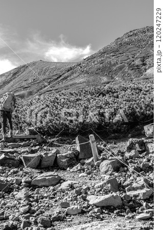 剣ヶ峰を登る登山者（剣ヶ峰口にて）乗鞍岳登山ツアー　新聞広告用 120247229