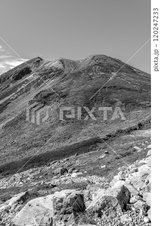 肩ノ小屋への遊歩道から見る剣ヶ峰 乗鞍岳登山ツアー 新聞広告用 肩ノ小屋への遊歩道から見る剣ヶ峰 乗鞍岳登山ツアー 新聞広告用 120247233