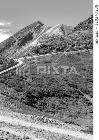 乗鞍畳平から見上げる剣ヶ峰 乗鞍岳登山ツアー 新聞広告用 乗鞍畳平から見上げる剣ヶ峰 乗鞍岳登山ツアー 新聞広告用 120247238