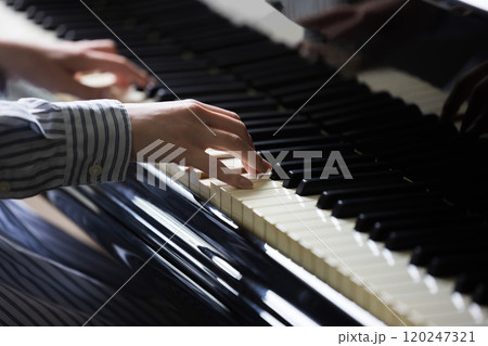 ピアノを弾く手元 鍵盤 ピアノを弾く手元 鍵盤 120247321