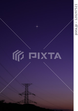 夕暮れの空に浮かぶ金星と送電塔 120247521