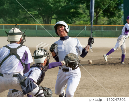 練習試合でデッドボールを受ける左打者（高校野球） 120247801