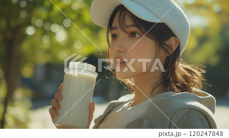 プロテインを飲む女性 120247848