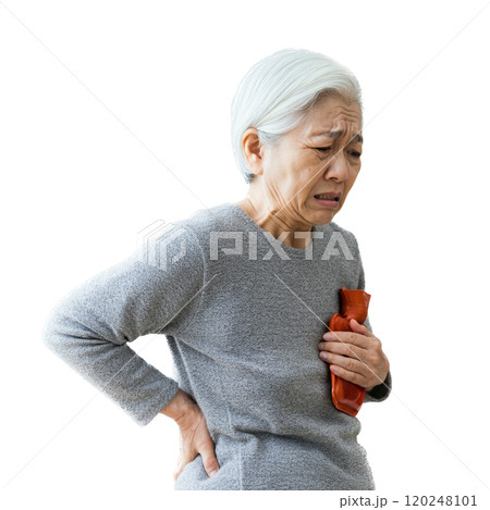 腰痛に苦しむ高齢の女性 120248101