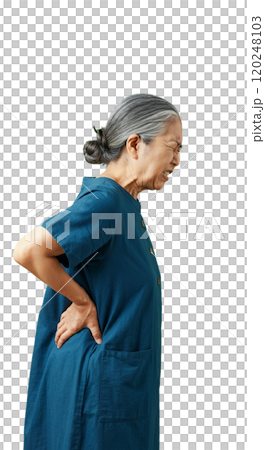 腰痛に苦しむ高齢の女性 120248103
