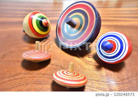 カラフルなコマたち 120248573