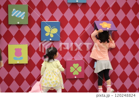 仲良く遊ぶ姉妹 120248824