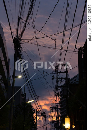 神楽坂の夕暮れ 120248926