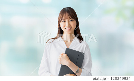 タブレットを持つ笑顔の女性・ビジネスウーマン 120249924