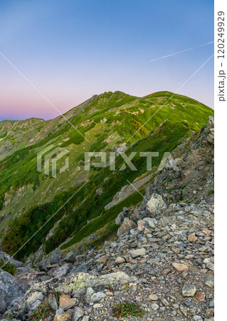 マジックアワーの悪沢岳とビーナスベルト 南アルプス 悪沢岳と荒川岳登山 マジックアワーの悪沢岳とビーナスベルト 南アルプス 悪沢岳と荒川岳登山 120249929