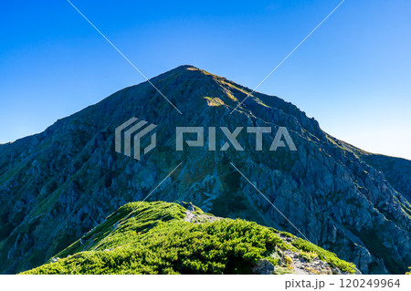 荒川中岳から見る悪沢岳（東岳）南アルプス　悪沢岳と荒川岳登山 120249964