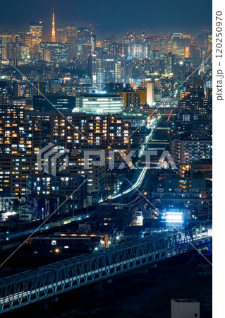 【夜景100選】川崎市、川崎市役所スカイデッキからの夜景（東京タワー方面） 120250970