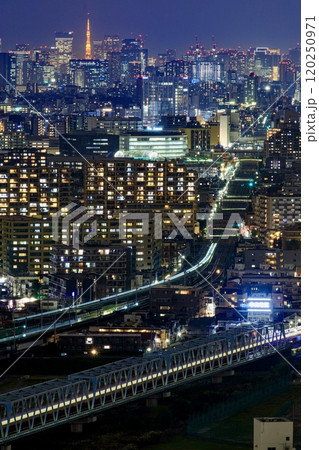 【夜景100選】川崎市、川崎市役所スカイデッキからの夜景（東京タワー方面） 120250971