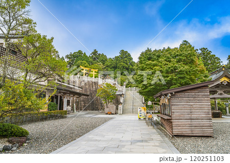 浜松市にある秋葉山本宮秋葉神社上社の青空に映える幸福の鳥居と参道の風景(静岡県) 120251103