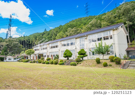 愛知県東栄町にある廃校となった旧東部小学校(愛知県) 愛知県東栄町にある廃校となった旧東部小学校(愛知県) 120251123