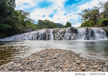 東栄町にある新緑に包まれた美しい蔦の渕の流れの風景(愛知県) 東栄町にある新緑に包まれた美しい蔦の渕の流れの風景(愛知県) 120251164