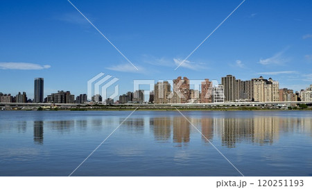 大稲埕碼頭から新北市三重の街を臨む（台湾・台北市大同区） 120251193