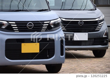 販売店に並ぶ車 2台の日産ルークス 販売店に並ぶ車 2台の日産ルークス 120251225