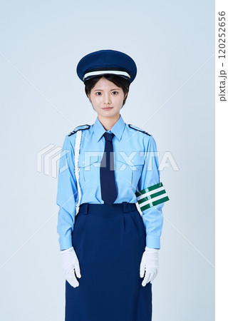 警備員・警察の制服を着た女性 警備員・警察の制服を着た女性 120252656